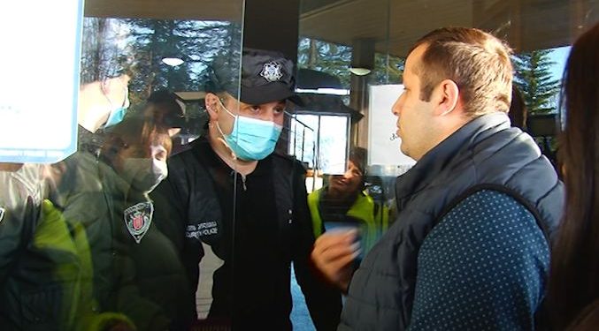 ცოტა ხნის წინ ხმაური იყო ოზურგეთის ადმინისტრაციულ შენობასთან – დაცვა დეპუტატებს და ჟურნალისტებს შენობაში არ უშვებდა