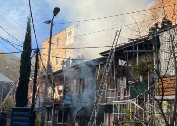 თბილისში, მელიქიშვილზე ხანძარია – ცეცხლი 2 სახლს უკიდია
