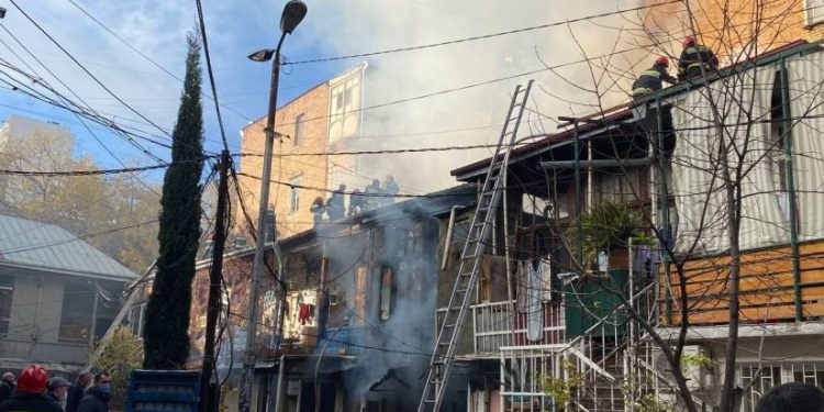 თბილისში, მელიქიშვილზე ხანძარია – ცეცხლი 2 სახლს უკიდია