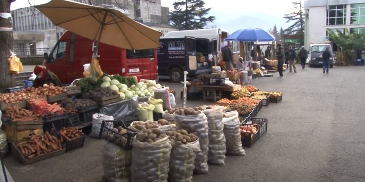 “ეგ ფასები ჩვენთვის არის მაღალი, თორემ ხელისუფლებას რა ენაღვლება” – ოზურგეთელები კვების პროდუქტების ფასების შესახებ