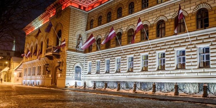 სამ ლატვიელ დეპუტატს „კოვიდ-19“-ის ვაქცინაციაზე უარის გამო ხმის უფლება დროებით ჩამოართვეს