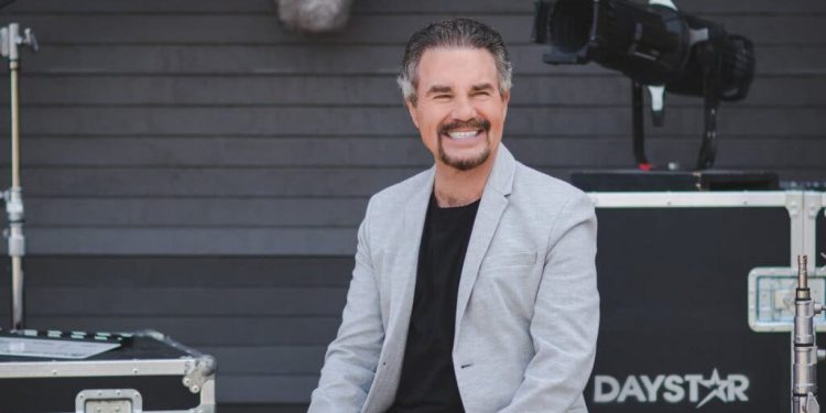 ტელეწამყვანი, რომელიც მაყურებლებს აცრის ნაცვლად ლოცვას ურჩევდა, COVID-19-ით გარდაიცვალა