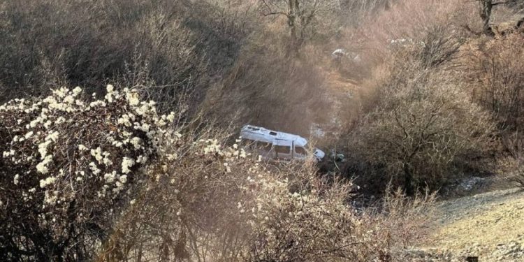 2 ადამიანი დაიღუპა და 6 დაშავდა ჟინვალთან მიკროავტობუსის გადავარდნის შედეგად