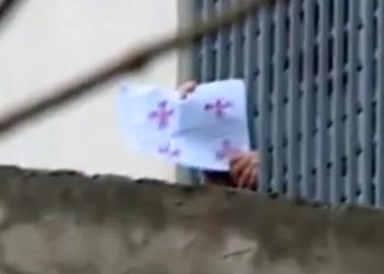 მიხეილ სააკაშვილი – დედაჩემის თვალწინ ბადრაგმა სცადა ჩემი ფანჯრის რაფიდან ძალით ჩამოყვანა მხოლოდ იმიტომ, რომ ხალხს საკუთარი ხელით დახატული და თავის დროზე ჩემი შემოღებული საქართველის დროშა დავუქნიე