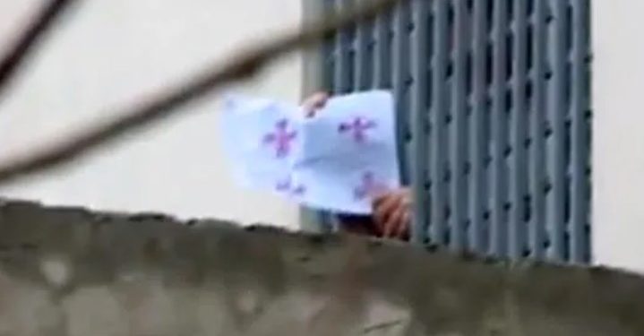 მიხეილ სააკაშვილი – დედაჩემის თვალწინ ბადრაგმა სცადა ჩემი ფანჯრის რაფიდან ძალით ჩამოყვანა მხოლოდ იმიტომ, რომ ხალხს საკუთარი ხელით დახატული და თავის დროზე ჩემი შემოღებული საქართველის დროშა დავუქნიე