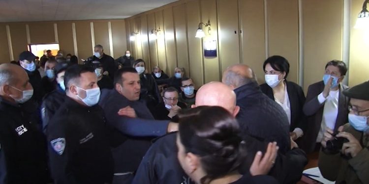 ხმაური, დაპირისპირება, დეპუტატის დაკავება – ოზურგეთის ახალი საკრებულოს პირველი სხდომა