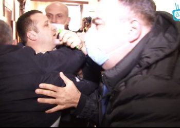 ვიდეო – ხმაური, დაპირისპირება და ოპოზიციონერი დეპუტატის დაკავება ოზურგეთის საკრებულოს სხდომაზე