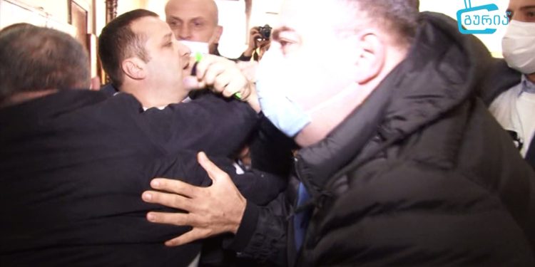 ვიდეო – ხმაური, დაპირისპირება და ოპოზიციონერი დეპუტატის დაკავება ოზურგეთის საკრებულოს სხდომაზე