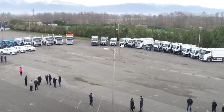 მყარი ნარჩენების მართვის კომპანიამ ლანჩხუთსა და ოზურგეთს სპეციალური ტექნიკა და კონტეინერები გადასცა