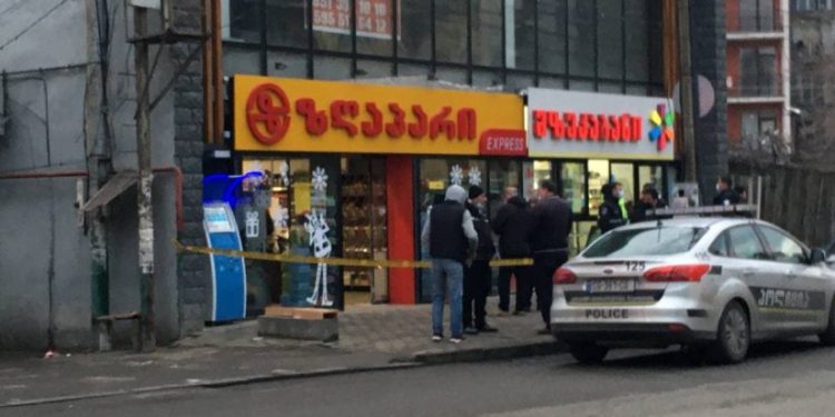 ძარცვა თბილისში – მაღაზია “ზღაპარიდან” არასრულწლოვნებმა სიგარეტი ძალის გამოყენებით წაიღეს