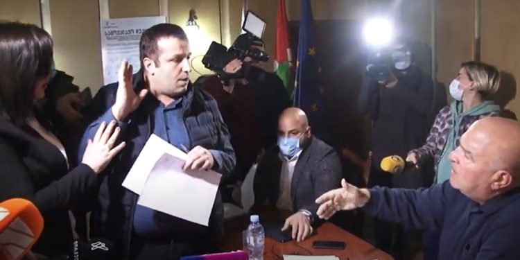 ვიდეო- ჩხუბი და დაპირისპირება ოზურგეთის საკრებულოს სხდომაზე