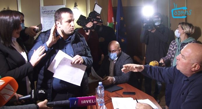 ვიდეო – ხმაური და დაპირისპირება ოზურგეთის საკრებულოს სხდომაზე