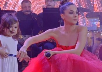 სააკაშვილი – წელს პირველი წელია, როდესაც ტელევიზორის ეკრანიდან თავის დედიკოსთან ერთად მოგვესალმება ელის მარია სააკაშვილი, ჩემი ყველაზე საყვარელი გოგო და ყველაზე უმცროსი შვილი