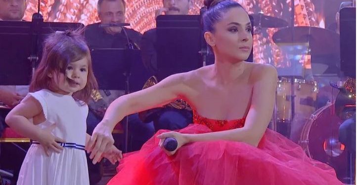 სააკაშვილი – წელს პირველი წელია, როდესაც ტელევიზორის ეკრანიდან თავის დედიკოსთან ერთად მოგვესალმება ელის მარია სააკაშვილი, ჩემი ყველაზე საყვარელი გოგო და ყველაზე უმცროსი შვილი