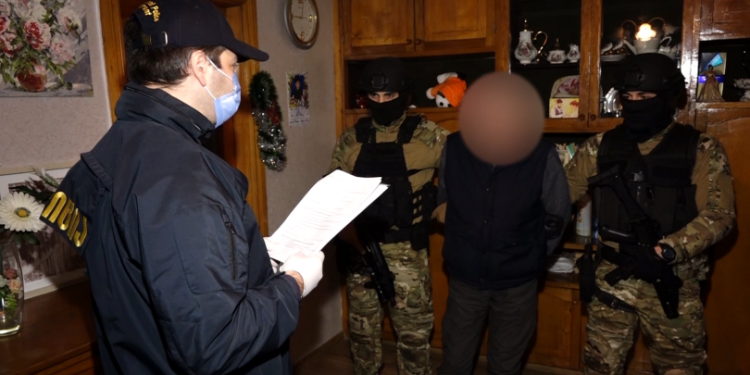 ”ქურდულ სამყაროსთან” კავშირში მყოფი 9 პირი დააკავეს, ისინი ტაქსის მძღოლებს “ქურდულ საერთოში” ფულის გადახდას აიძულებდნენ