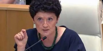 თეა წულუკიანი თაკო ჩარკვიანს – ამბობდით, თუ შევედით პარლამენტში, ივანიშვილის მონა ვიქნებითო – თქვენ ხართ ივანიშვილის მონა, „მონა ქალი იზაურა“ – მე არ ვიყო კულტურის კულტურული მინისტრი, თუ ერთი დიდი ლეიბი არ გაჩუქოთ