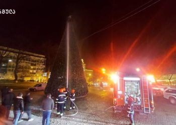 თელავში მთავარი საახალწლო ნაძვის ხის ნაწილი დაიწვა