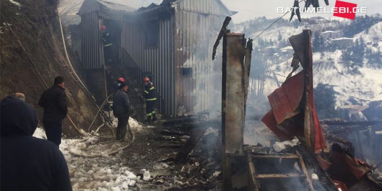 5 ადამიანი საცხოვრებლის გარეშე დარჩა ხანძრის შედეგად ქობულეთში