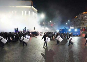 ყაზახეთის ქალაქ აქტობეში დემონსტრანტებმა ადმინისტრაციულ შენობაში შეჭრა სცადეს, პოლიციამ ცრემლსადენი გაზი გამოიყენა