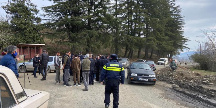 ოზურგეთი-ჩოხატაურის დამაკავშირებელ საავტომობილო გზაზე მიმდინარე აქციაზე ნაციონალური მოძრაობის წევრები დააკავეს