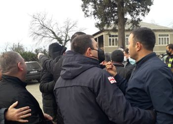 ვიდეო – აქციაზე ნაციონალური მოძრაობის წევრები ბესო ქათამაძე და შალვა თავდიშვილი დააკავეს