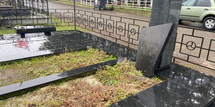 ლანჩხუთში აფხაზეთის ომის გმირის საფლავი გაძარცვეს