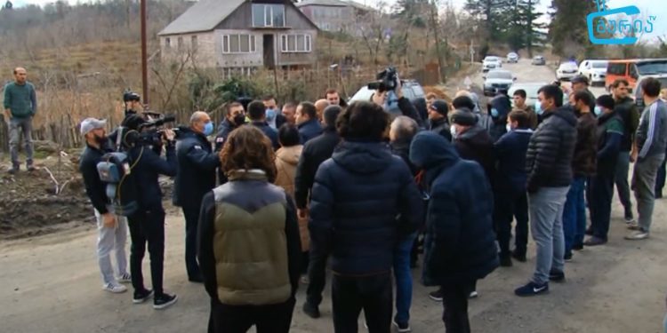 ვიდეო – აქცია ჩოხატაური-ოზურგეთის საავტომობილო გზაზე – რას ითხოვს მოსახლეობა