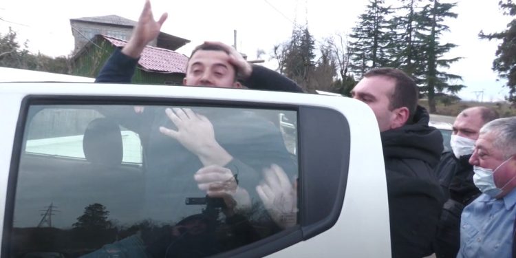 ვიდეო – საპროტესტო აქცია ნასაკირალში – რატომ დააკავეს ოპოზიციონერი დეპუტატები