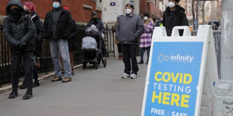 ნაკლებად მომაკვდინებელი ომიკრონი მთავრობებს შეზღუდვების შემსუბუქებისკენ უბიძგებს