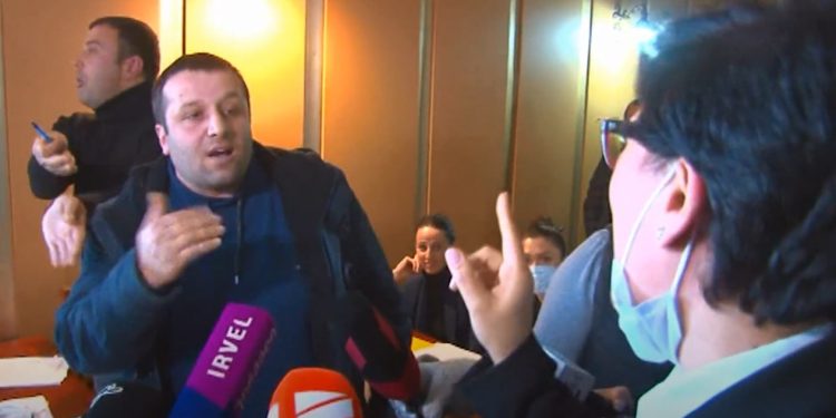 დაპირისპირება ოზურგეთის საკრებულოს სხდომაზე