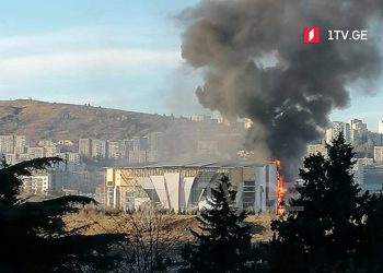 თბილისში, უნივერსიტეტის ქუჩაზე მდებარე სპორტის სასახლის შენობაში ხანძარია