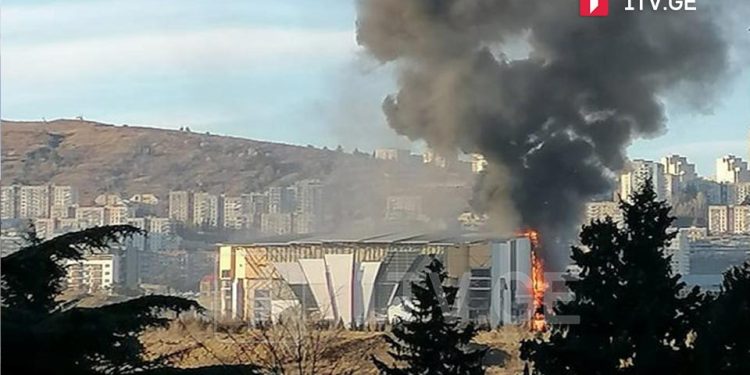თბილისში, უნივერსიტეტის ქუჩაზე მდებარე სპორტის სასახლის შენობაში ხანძარია