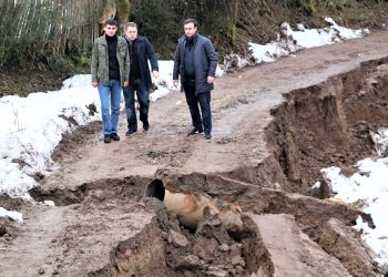 ვიდეო – მეწყერმა სოფელ ზემოხეთში ორმოცამდე ოჯახი გარე სამყაროს მოწყვიტა