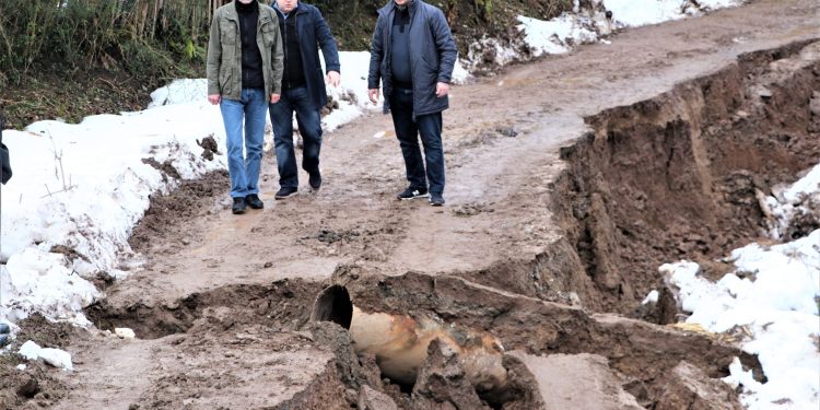 ვიდეო – მეწყერმა სოფელ ზემოხეთში ორმოცამდე ოჯახი გარე სამყაროს მოწყვიტა