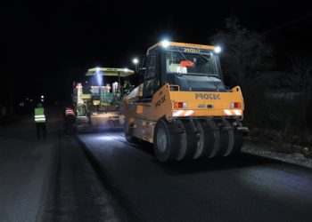 სოფელ ბახვის გადასახვევიდან – დვაბზუს მიმართულებით ასფალტის დაგების სამუშაოები მიმდინარეობს