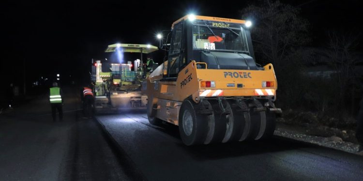 სოფელ ბახვის გადასახვევიდან – დვაბზუს მიმართულებით ასფალტის დაგების სამუშაოები მიმდინარეობს