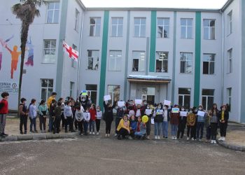 უკრაინის მხარდამჭერი აქცია დაბა ლაითურის საჯარო სკოლაში