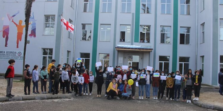 უკრაინის მხარდამჭერი აქცია დაბა ლაითურის საჯარო სკოლაში