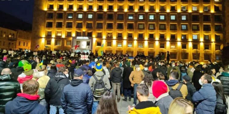 მთავრობის ადმინისტრაციასთან უკრაინის მხარდამჭერი აქცია მიმდინარეობს