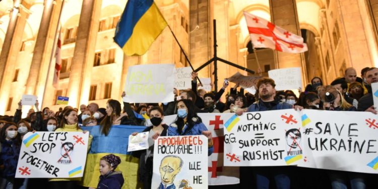 ღარიბაშვილის წინააღმდეგ მრავალრიცხოვანმა აქციამ პარლამენტის წინ გადაინაცვლა