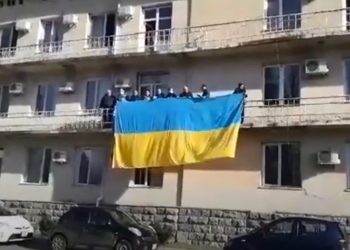 ნაციონალური მოძრაობის წევრებმა უკრაინის დროშები გამოფინეს და ჰიმნი ააჟღერეს