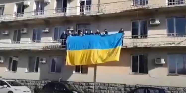ნაციონალური მოძრაობის წევრებმა უკრაინის დროშები გამოფინეს და ჰიმნი ააჟღერეს