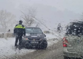 ხაშური-ბორჯომის საავტომობილო გზაზე სამგზავრო მიკროავტობუსი და ორი მსუბუქი ავტომობილი შეეჯახა