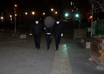 პოლიციამ ჯგუფური ძალადობის ბრალდებით სამი პირი დააკავა