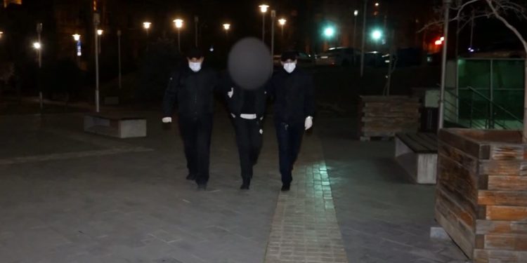 პოლიციამ ჯგუფური ძალადობის ბრალდებით სამი პირი დააკავა