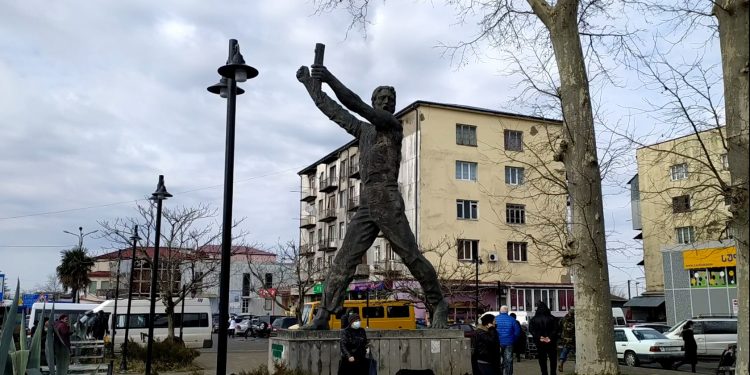 ლანჩხუთის საკრებულოში ხელფასების ზრდას მოსახლეობა უარყოფითად აფასებს