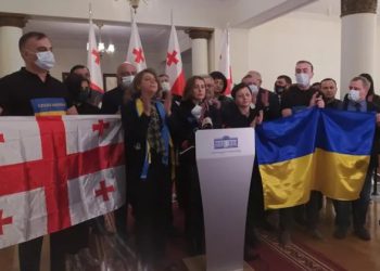 პლენარული სხდომის დარბაზის დაკეტვის გამო, ოპოზიციამ უკრაინის ჰიმნი პარლამენტის ფოიეში შეასრულა