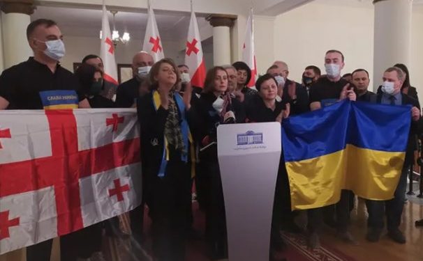 პლენარული სხდომის დარბაზის დაკეტვის გამო, ოპოზიციამ უკრაინის ჰიმნი პარლამენტის ფოიეში შეასრულა