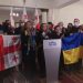 პლენარული სხდომის დარბაზის დაკეტვის გამო, ოპოზიციამ უკრაინის ჰიმნი პარლამენტის ფოიეში შეასრულა