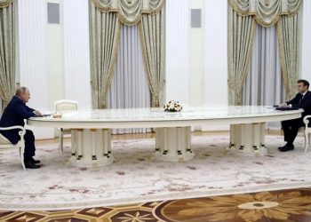 რატომ დასვეს ემანუელ მაკრონი და ვლადიმერ პუტინი მოსკოვში შეხვედრისას 4-მეტრიანი მაგიდის თავსა და ბოლოში